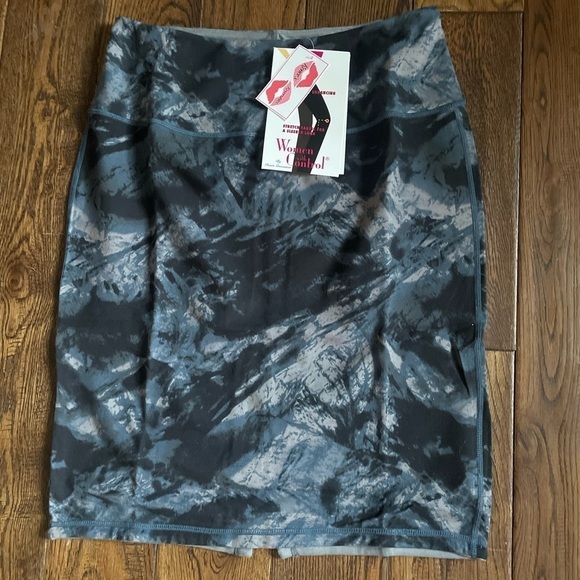 Women With Control Renee’s Reversible Pencil Skirt - Picture 3 of 7